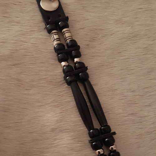 Bracelet amérindien, 2 rangs, corne noire, os sculptés, perles noires -  ref: b 410