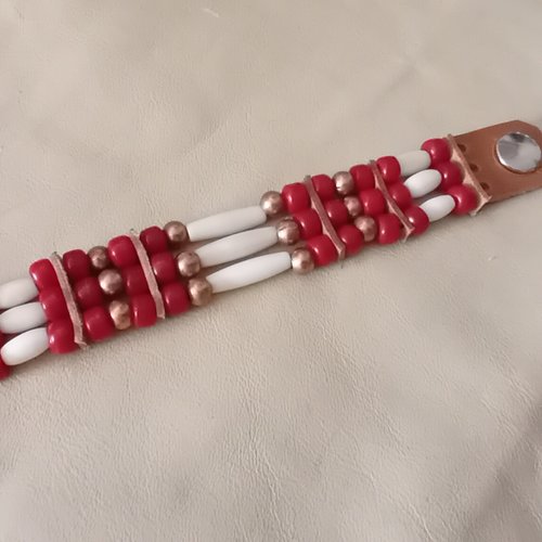 Bracelet amérindien, 3 rangs, os et perles rouges grenat -  ref: b 418