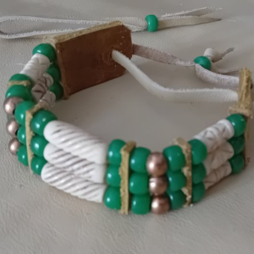 Bracelet amérindien, 3 rangs, os sculptés et perles vertes -  ref: b 419