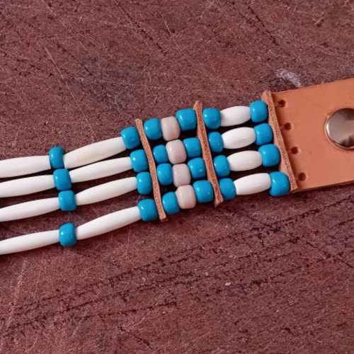 Bracelet amérindien,4 rangs, os et perles de verre bleuest beiges -  ref: b 433