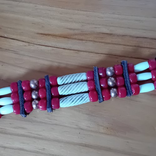 Bracelet amérindien,3 rangs, os sculptés et perles de verre bordeaux -  ref: b 436