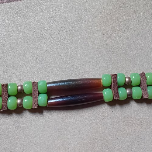 Bracelet amérindien,2 rangs,corne et perles de verre vertes -  ref: b 439
