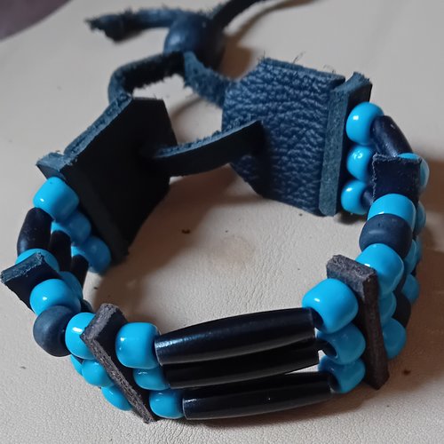 Bracelet amérindien,3 rangs, corne noire et perles de verre bleu et noir mat -  ref: b 442