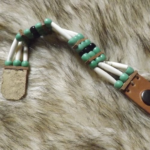 Bracelet amérindien, 3 rangs, os et perles de verre vertes -  ref: b 448