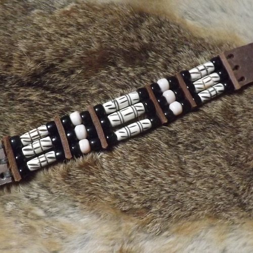Bracelet amérindien,3 rangs, os sculptes et perles de verre -  ref: b 451
