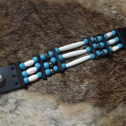 Bracelet amérindien,3 rangs, os et perles de verre bleues bleues-  ref: b 452