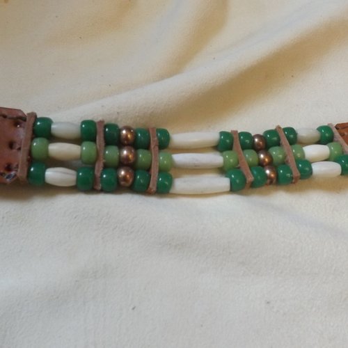 Bracelet amérindien,3 rangs, os et perles de verre vertes - ref: b 454