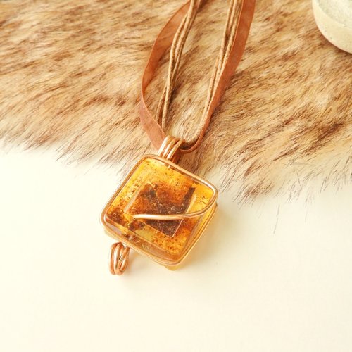 Collier brun carré en résine