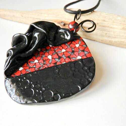 Collier noir et rouge, gros pendentif en relief, idée cadeau pour elle, tour de cou en coton, collier brillant en polymère