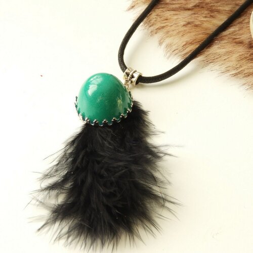 Collier cabochon bombé vert, bijou plume noire, idée cadeau femme, pendentif demi sphère vert sapin, cadeau pour elle