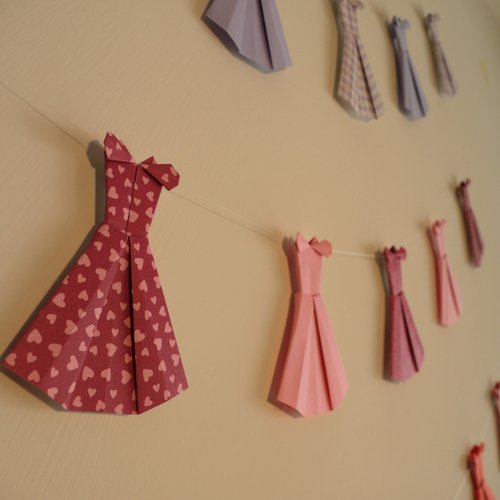 Guirlande en origami 5 robes de princesse fait main en papier uni et à motif sur fil transparent