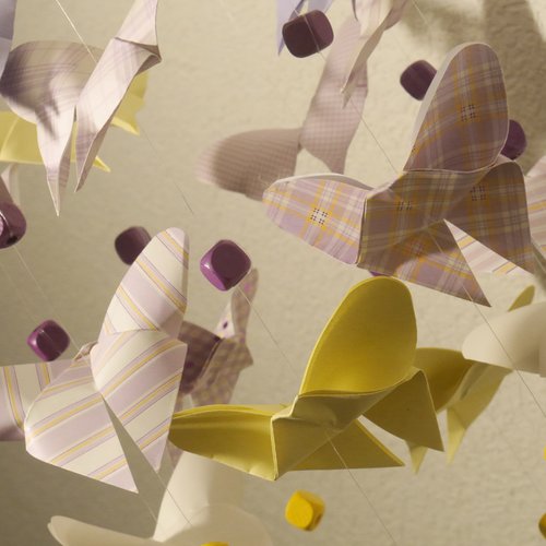 Mobile violet, jaune et blanc pour bébé : papillons en origami et perles en bois suspendus à un cercle en bambou