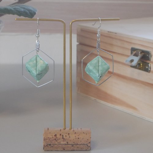 Boucles d'oreille créoles en origami cube sur monture hexagonale
