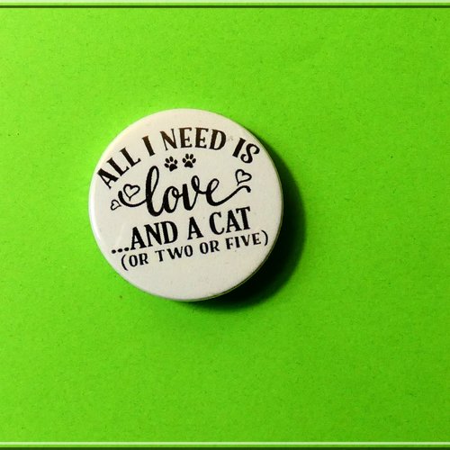 Badge "all i need is love and cat"