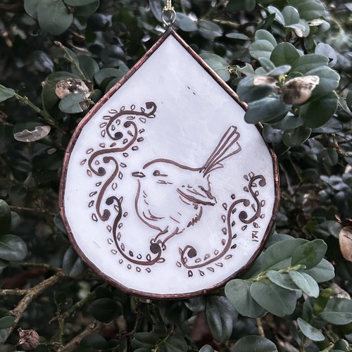 Goutte oiseau sur la branche