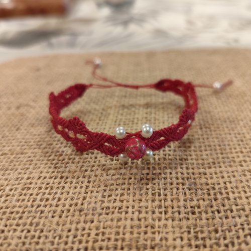 Bracelet macramé bordeaux avec perles