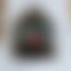 Verre peint,effets craquelures pour cette broche et sa fleur rouge dans une cage oiseau,cabochon carré, pluie ciel bleu gris