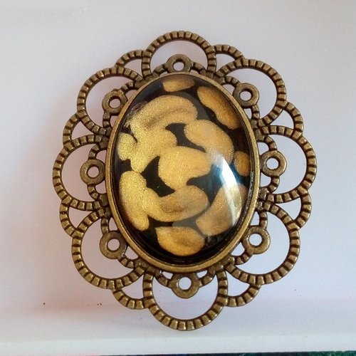 Verre peint par artiste,broche fleur filigrane laiton bronze avec cabochon ovale noir or,boho bobo gothique,cadeau fete anniversaire noel,
