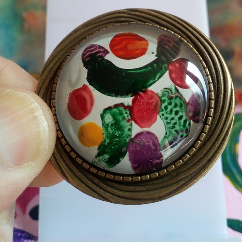 Peint artiste isabelle k,broche ronde laiton bronze fleurie avec cabochon en verre peint rouge orange violet vert blanc,fermoir epingle