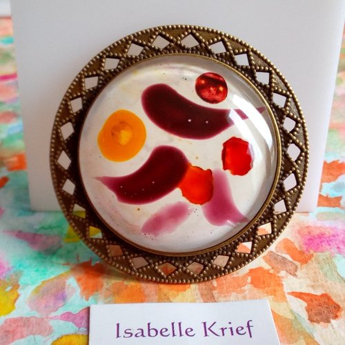 Les daronnes,broche ronde laiton et verre peint par artiste,fait mains en france,droit des femmes,fete des meres