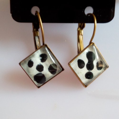 Peint artiste francaise,boucles oreilles dormeuses laiton bronze avec pendentifs carres verre blanc tachete noir,boho bobo gothique baroque