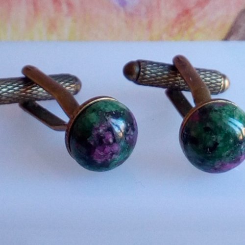 Rubis zoisite,boutons manchettes laiton avec cabochons ronds dia 10mm, pierre semi precieuse rose vert, fait mains en france