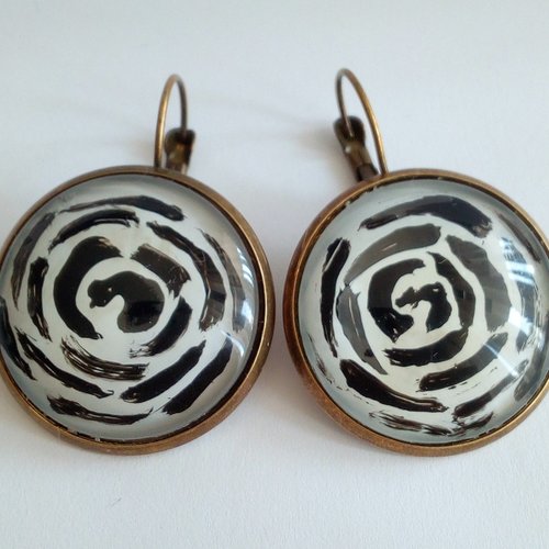 Peint artiste francaise,boucles oreilles dormeuses laiton bronze,cabochon verre rond fleuri noir et blanc,fait mains en france,cadeau fete
