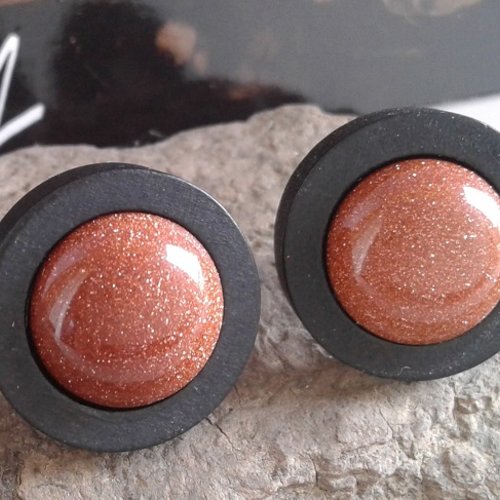 Clous puce oreilles en bois noir avec cabochons ronds 14mm pierre du soleil marron orange scintillant,et tiges fermoirs acier,fait en france