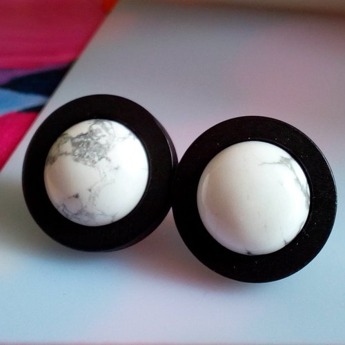 Clous puce oreilles bois noir avec cabochons ronds 14mm pierre howlite,et tiges fermoirs acier,fait mains en france,cadeau fete anniversaire