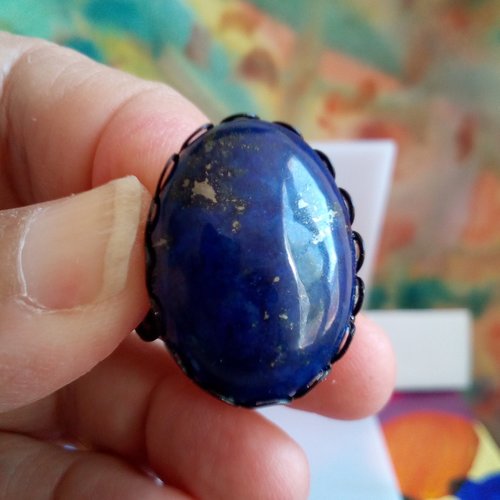 Lapis lazuli pierre precieuse bleue,bague laiton noir avec cabochon oval ,anneau ajustable filigrane fleuri lys royal,cadeau fete