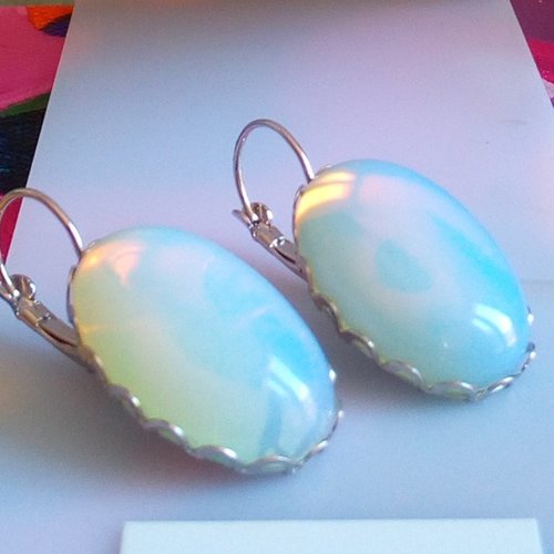Boucles oreilles metal argente rhodie avec cabochons ovale pierre precieuse blanche opale,fermoirs dormeuses oreilles percées
