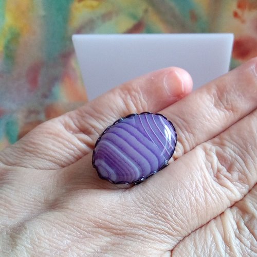 Agate raye violet,bague laiton avec cabochon oval,anneau ajustable filigrane fleuri lys royal,cadeau fete anniversaire noel