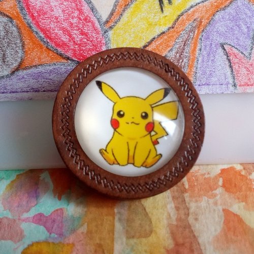 Broche ronde en bois avec cabochon pikachu pokemon manga kawaii,fait mains en france,cadeau fete anniversaire noel,fermoir epingle