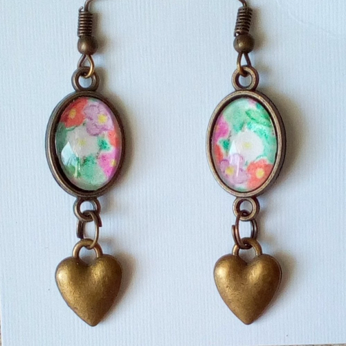 Aquarelle de printemps fleurie, boucles oreilles coeurs avec pendentifs cabochons ovales en verre, fermoir crochets,bijou peint