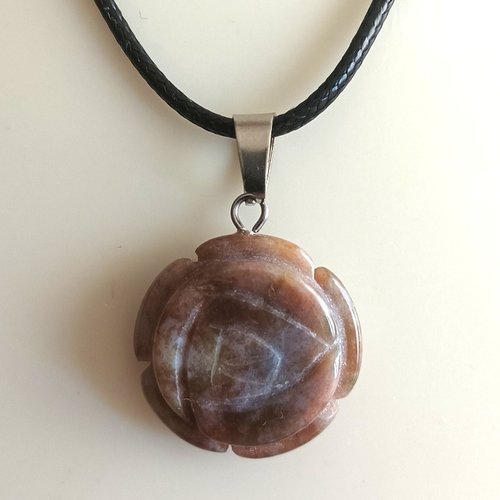Onyx rose beige indienne, pendentif fleur pierre precieuse avec beliere en acier inoxydable et cordon noir,boho bobo gothique, cadeau fete