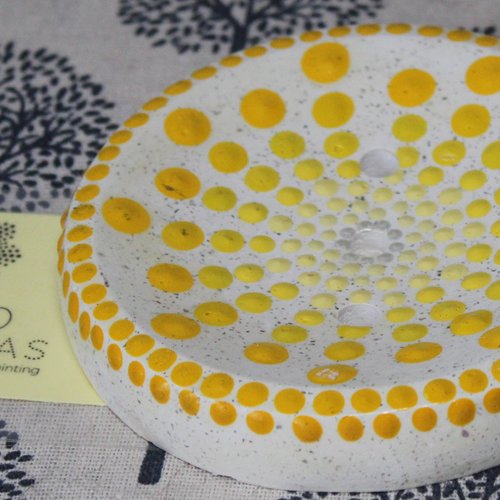 Porte-savon jaune artisanal rond en béton créatif