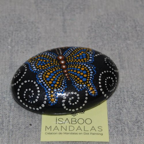 Mandala papillon sur galet ovale