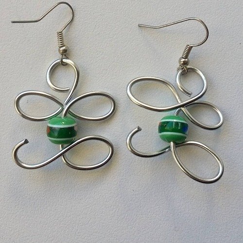 Boucles d'oreilles fil aluminium argenté et perles vertes