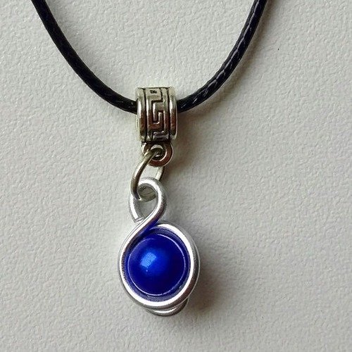 Collier pendentif perle magique bleue