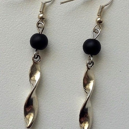 Boucles d’oreilles tortillon perles de couleur noire