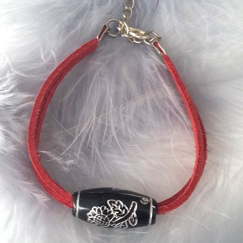 Bracelet suédine ton rouge  et perle noire