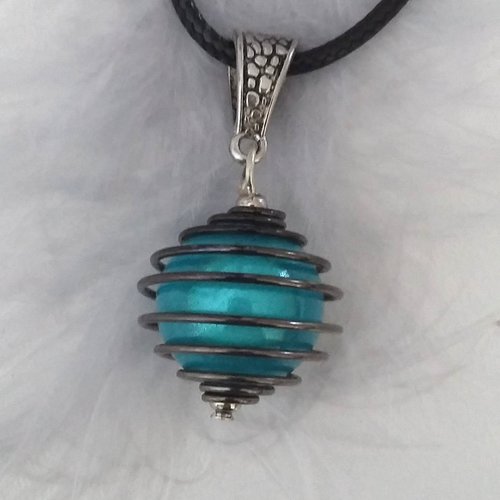 Collier pendentif perle magique bleue en cage
