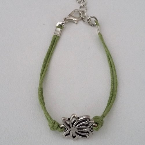 Bracelet cordon vert et apprêt argenté style fleur de lotus