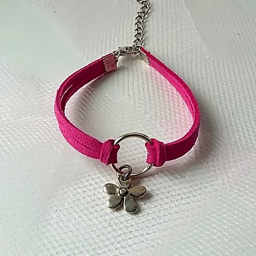 Bracelet cordon rose et breloque fleur