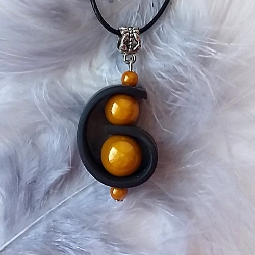 Collier pendentif jaune et noir