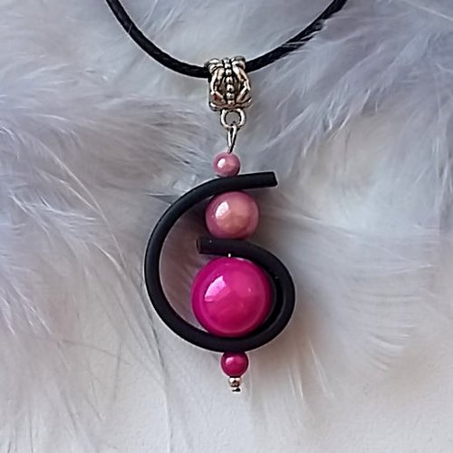 Collier pendentif rose et noir