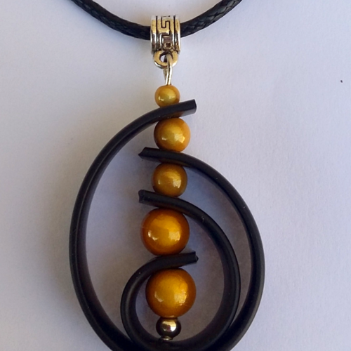 Collier pendentif jaune et noir