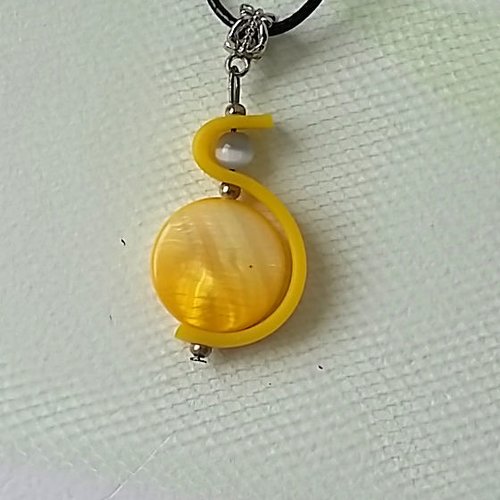 Collier pendentif jaune