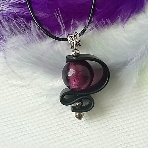 Collier pendentif noir et violet
