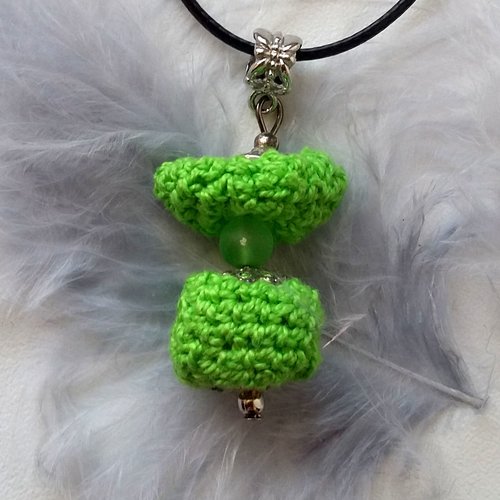 Collier pendentif  au crochet vert